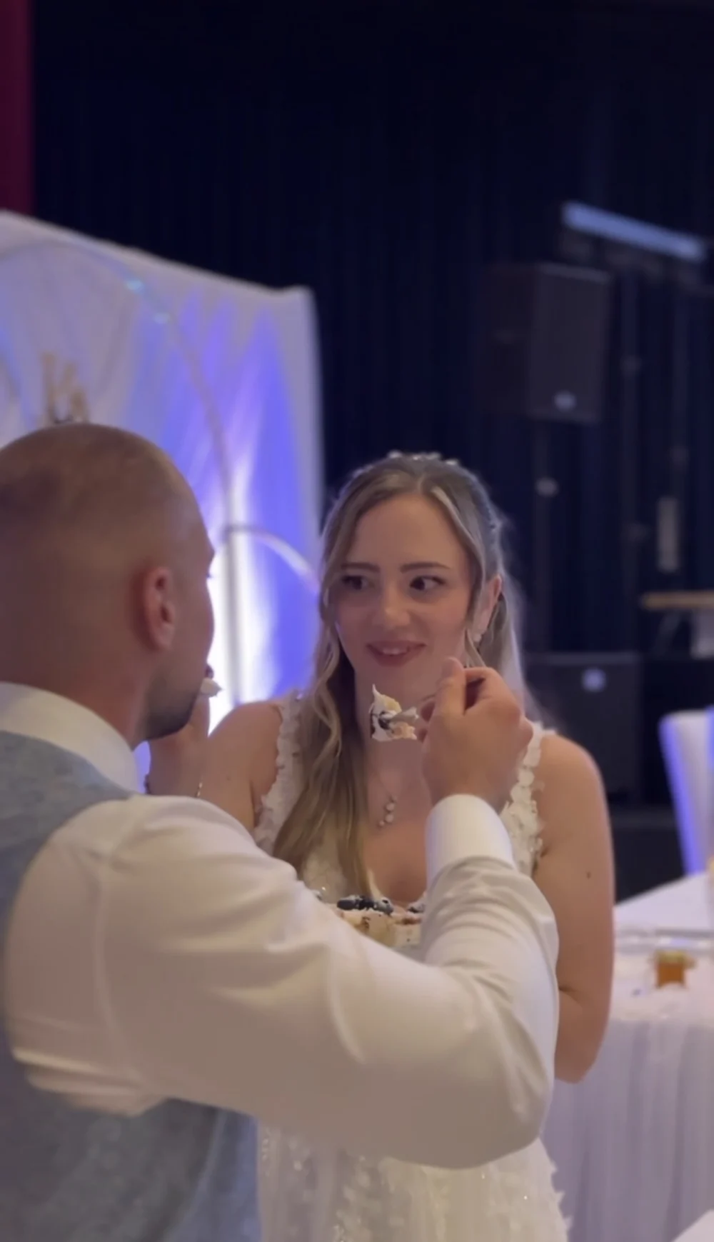 Bräutigam füttert die Braut mit Hochzeitstorte Bräutigam füttert die Braut mit Hochzeitstorte