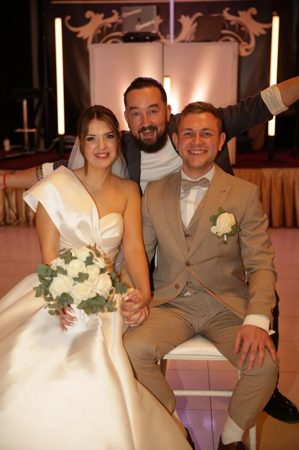 Brautpaar mit Hochzeitsmoderator Andrey Singer auf der Bühne Brautpaar mit Hochzeitsmoderator Andrey Singer auf der Bühne