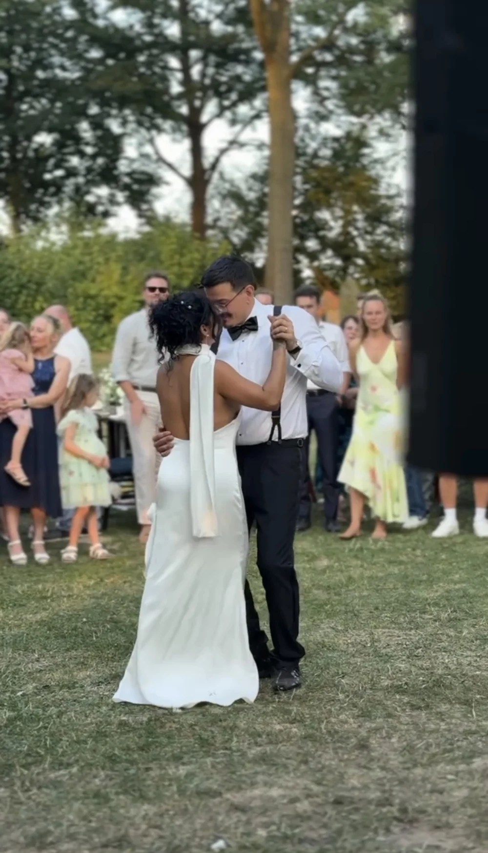 Brautpaar tanzt auf der Wiese bei einer Open-Air-Hochzeit Brautpaar tanzt auf der Wiese bei einer Open-Air-Hochzeit