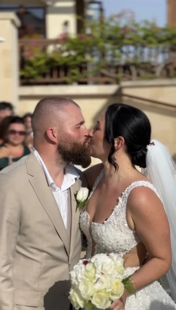 Kuss des Brautpaares bei der Hochzeit in Paphos, Zypern