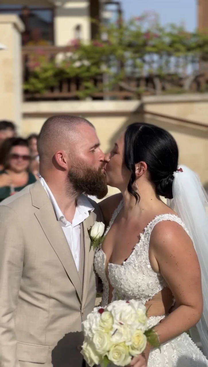 Kuss des Brautpaares bei der Hochzeit in Paphos, Zypern Kuss des Brautpaares bei der Hochzeit in Paphos, Zypern