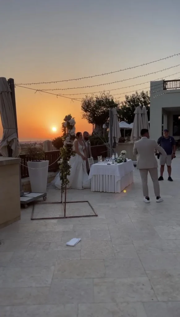 Brautpaar am Tisch bei Sonnenuntergang auf der Terrasse in Paphos, Zypern
