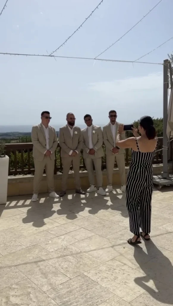 Trauzeugen in beigen Anzügen beim Fotoshooting mit Meerblick in Paphos, Zypern