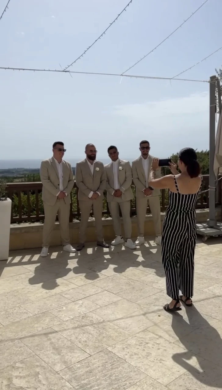 Trauzeugen in beigen Anzügen beim Fotoshooting mit Meerblick in Paphos, Zypern Trauzeugen in beigen Anzügen beim Fotoshooting mit Meerblick in Paphos, Zypern