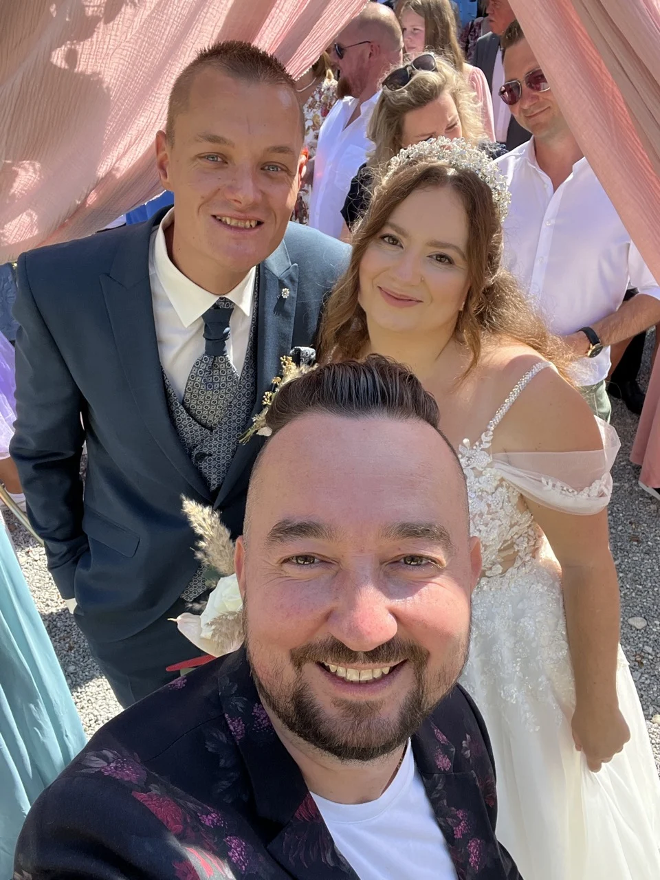 Selfie von Hochzeitsmoderator Andrey Singer mit Braut und Bräutigam Selfie von Hochzeitsmoderator Andrey Singer mit Braut und Bräutigam