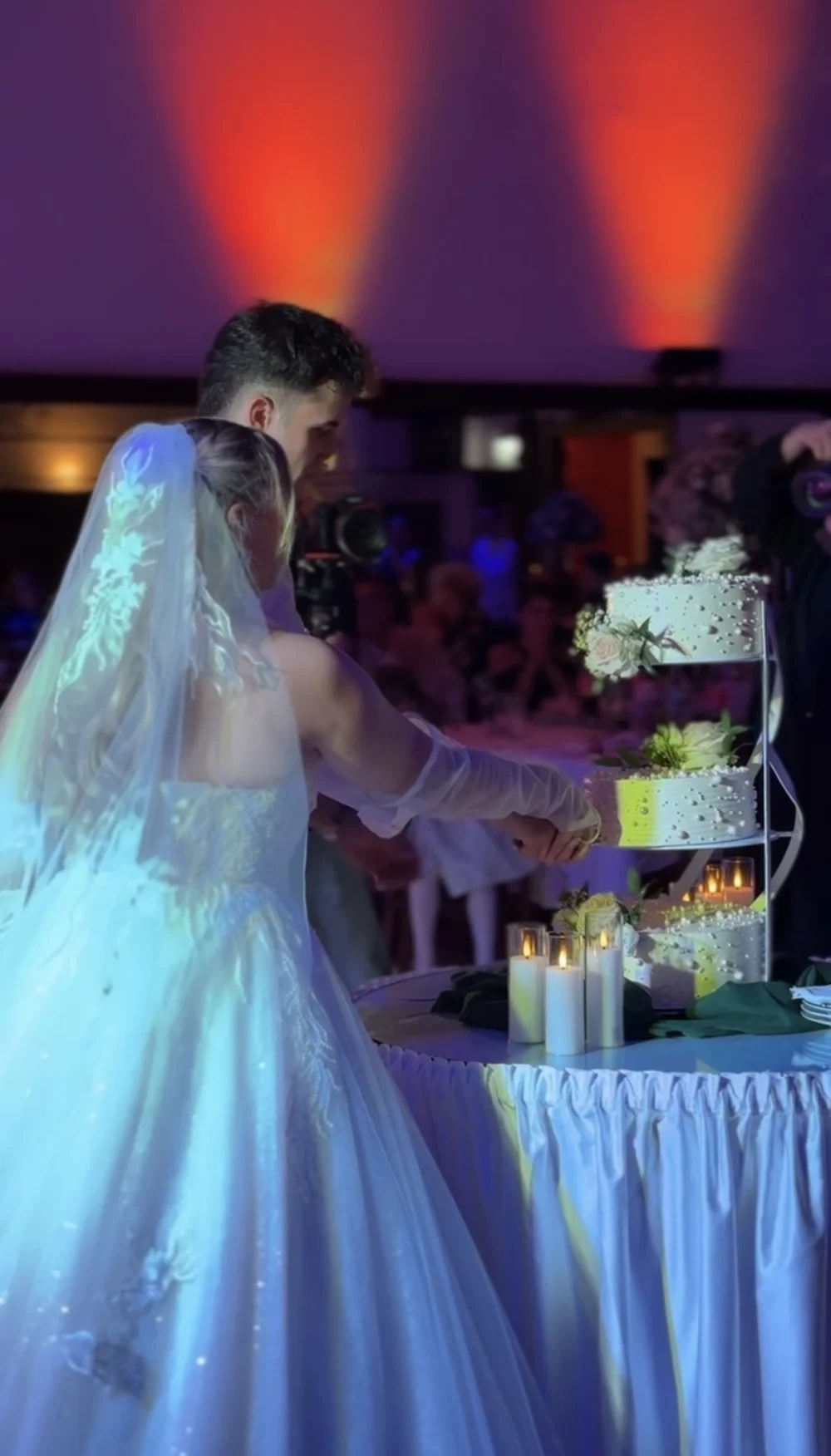 Tortenanschnitt einer mehrstöckigen Hochzeitstorte Tortenanschnitt einer mehrstöckigen Hochzeitstorte